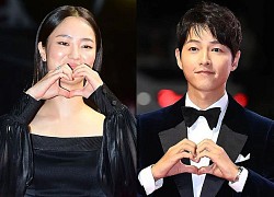 Rần rần clip Song Joong Ki ngoái đầu ngắm tình tin đồn Jeon Yeo Bin trên thảm đỏ LHP Busan, hậu trường còn thân mật hơn?