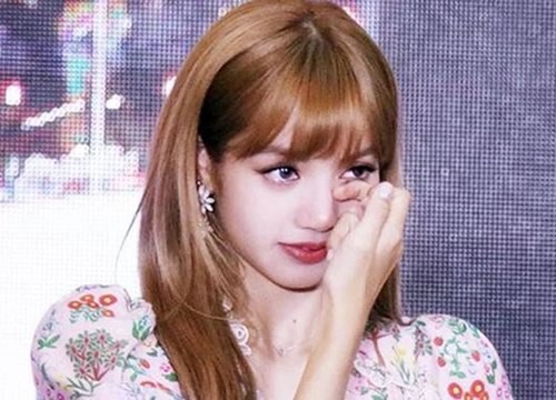 Trước khi bị YG kìm hãm hoạt động, Lisa từng phải mặc lại đồ vũ công Jennie, tố "ăn cắp" hay miệt thị khiến cả Thái Lan dậy sóng