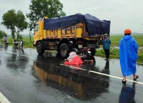 Về quê tránh dịch lại va chạm với xe tải, hai người đàn ông thương vong