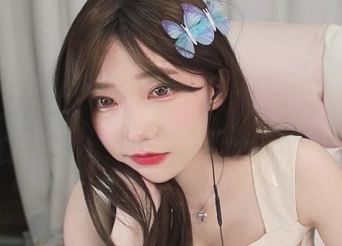 Vì 60k donate của fan, nữ streamer xinh đẹp quyết định làm thử thách chui người qua quạt rồi mắc kẹt, suýt phải gọi cứu hộ tới giúp