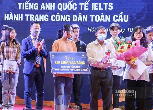 380 suất học bổng ngoại ngữ trao đến học sinh Hòa Bình