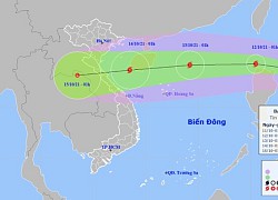 Bão Kompasu hướng vào Biển Đông, di chuyển nhanh và liên tục tăng cấp