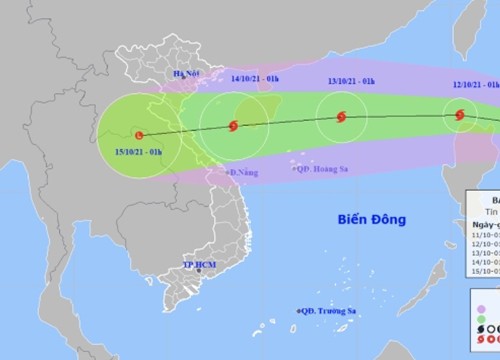 Bão Kompasu hướng vào Biển Đông, di chuyển nhanh và liên tục tăng cấp