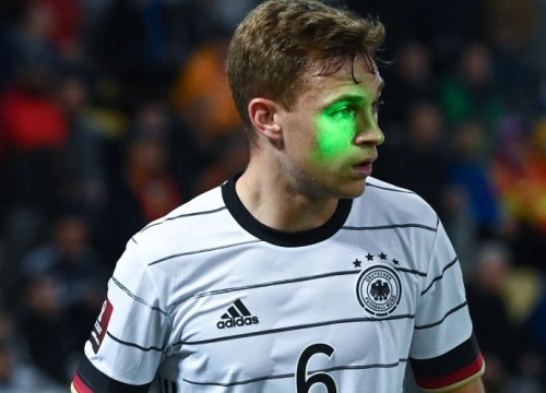 Chơi không đẹp, Kimmich bị fan đối thủ chiếu đèn laser vào mặt