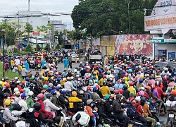 Chồng chở vợ và hai con trên xe ba gác từ Sài Gòn về Thái Bình: Đằng sau người đàn ông là cả gia đình