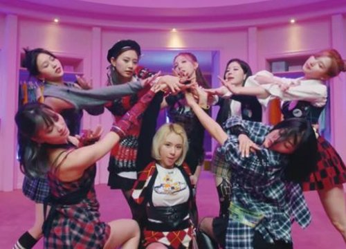 Fan tức giận khi TWICE bị biến thành nhóm Kpop không tên tuổi trên show Mỹ, đã thế còn bị đặt câu hỏi hết sức lạc hậu