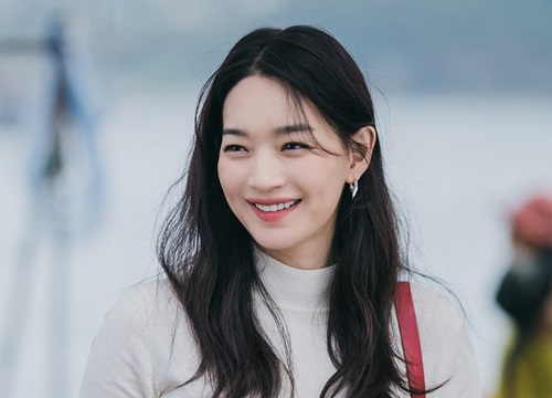 Kiểu tóc xoăn không bị già của Song Hye Kyo và Shin Min Ah mà chị em cần update ngay