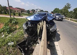 Kinh hoàng ô tô đâm vào dải phân cách, "bay lộn" nhiều vòng trên đường cao tốc Nội Bài - Lào Cai