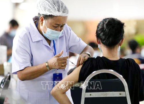 Lào hối thúc nhóm có nguy cơ cao tiêm vaccine phòng COVID-19