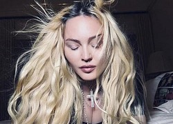 Madonna có khoảnh khắc hớ hênh bị chê 'vô duyên thứ hai không ai dám nhận thứ nhất', MC nam cũng phải ngượng ngùng lấy áo che giúp