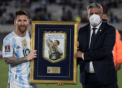 Messi ghi bàn "rùa" để lập kỷ lục và mở ra chiến thắng đậm cho Argentina trước Uruguay