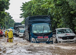 Mưa lớn kéo dài, nhiều tuyến đường Hà Nội ngập sâu