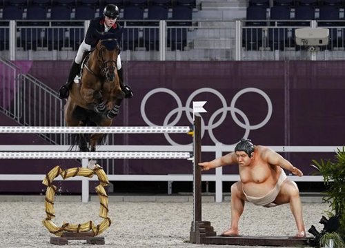 Olympic Tokyo 2020: Những chú ngựa "hoảng sợ" vì hình nộm Sumo