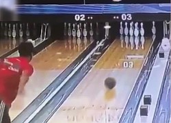 Pha ném bowling 'ảo ma' của chàng trai