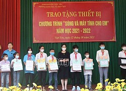 Tặng thiết bị học trực tuyến cho học sinh hoàn cảnh khó khăn