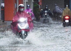 Những nguyên tắc an toàn khi chạy xe máy ngày mưa bão