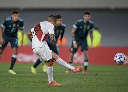 2 cầu thủ Argentina lao vào chọc quê đối phương vì đá hỏng penalty