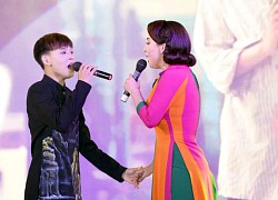 Bầu show nổi tiếng chia sẻ: "Hồ Văn Cường là dạng 'kẹp chung' chị Phi Nhung nên chỉ trả mức tượng trưng xăng xe chứ không gọi là cát-xê"