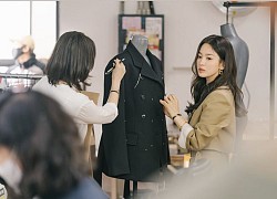 Blazer của Song Hye Kyo vừa sang lại tôn dáng, từ 200k bạn đã sắm được kiểu na ná