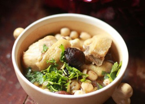 Chế biến canh gà hầm hạt sen bổ dưỡng cho cả gia đình