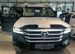 Chưa kịp bóc nilon, chủ xe Toyota Land Cruiser 2022 đầu tiên Việt Nam lột bỏ nội thất độ theo phong cách Maybach