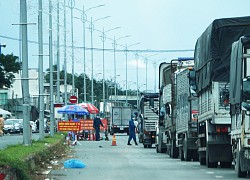 Có đủ loại giấy tờ, nhiều người vẫn không qua được chốt kiểm soát Covid-19 Bến Tre