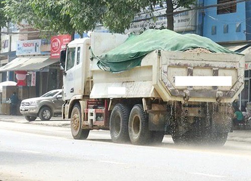 Dựng tóc gáy nhìn các tấm tôn bay khỏi thùng xe tải, dân mạng chỉ trích tài xế quá cẩu thả