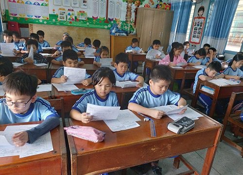 Học sinh Nha Trang tiếp tục học trực tuyến, chưa đi học tập trung như dự kiến