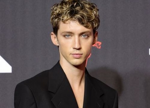 MV 'Angel Baby' của Troye Sivan bị cho rằng quá 'gây sốc, chơi ngông'