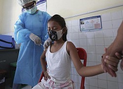 Nhiều phụ huynh mong con sớm được tiêm vaccine để trở lại trường