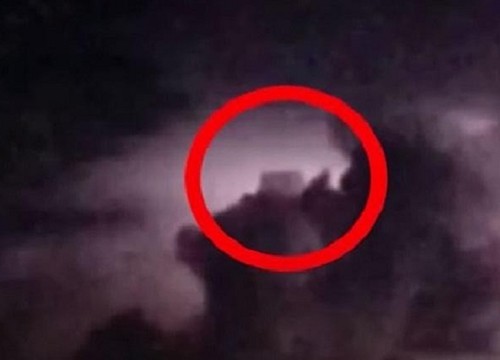 Phát hiện sốc: UFO đang 'rình rập' theo dõi Khu vực 51 bí ẩn?