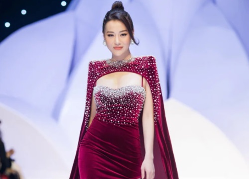 Phương Oanh và những lần catwalk chẳng thua kém gì người mẫu chuyên nghiệp