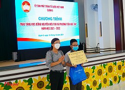 Quận 5 trao học bổng hơn 455 triệu đồng cho học sinh, sinh viên khó khăn, học tốt