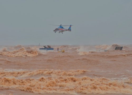 Quân đội điều 15 máy bay, 99 tàu, 274 xe đặc chủng ứng phó bão số 8