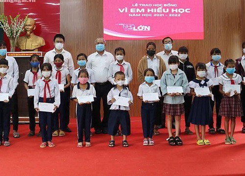 Trao học bổng cho học sinh nghèo vượt khó