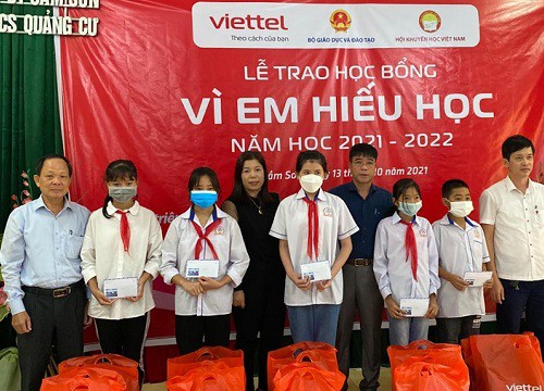 Trao học bổng "Vì em hiếu học" cho học sinh nghèo có hoàn cảnh khó khăn