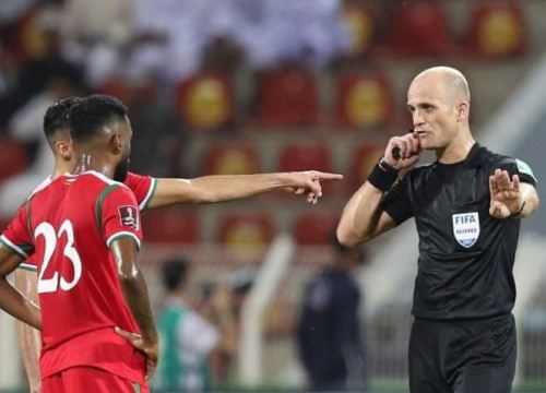 Trọng tài trận Việt Nam vs Oman bị AFC 'sờ gáy'