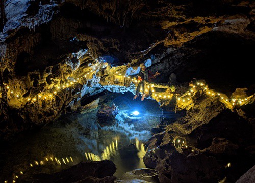 Cắm trại đêm trong hang Thủng ở Hà Giang