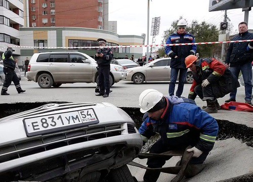 Hố nước sôi bí ẩn nuốt chửng 2 xe hơi trên đường phố Nga