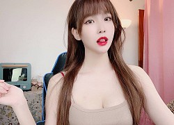 Bị chê "quá xấu", nữ streamer ngay lập tức chỉnh sửa trang phục, khoe vòng 1 khủng khiến anti "câm nín"