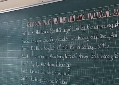 Các anh bộ đội để lại phòng học gọn gàng, sạch sẽ sau khi rời đi nhưng bí mật nằm ở lời nhắn trên bảng