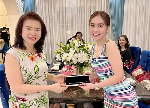 'Đại chiến' Chanel: Chỉ 1 bộ đồ mà người 'thảm họa', người thành 'nàng thơ'