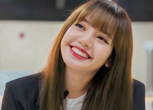 Lisa (BLACKPINK) úp mở hẹn fan gặp nhau ở Paris, tưởng nói chơi ai ngờ gặp thật rồi ôm lấy nhau như bạn thân lâu năm!