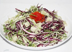 Món salad rau mầm và bắp cải tím