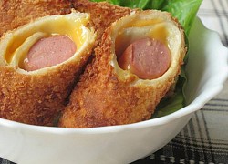 Món sandwich cuộn xúc xích chiên xù kèm trà xanh sữa