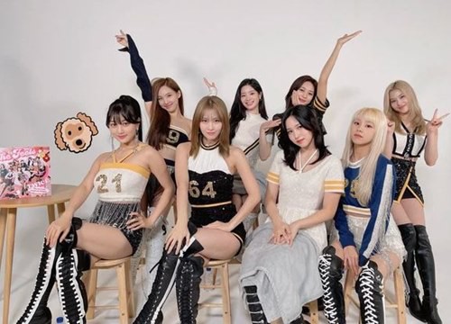 Nhìn TWICE mệt mỏi sụp đổ ngay lúc quay MV, fan xót xa: JYP có thương "gà nhà" không mà bóc lột hoài vậy?