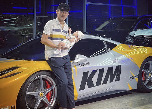 Phan Công Khanh 'chơi lớn': Phủ decal tên con gái lên Ferrari 458 Italia để làm nền chụp hình mừng đầy tháng