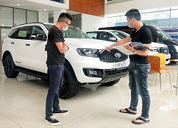 Showroom ôtô nhộn nhịp trở lại sau giãn cách