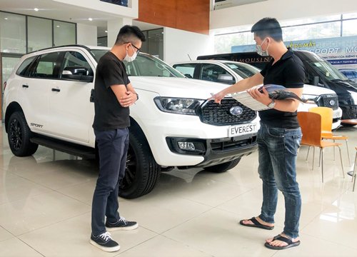 Showroom ôtô nhộn nhịp trở lại sau giãn cách