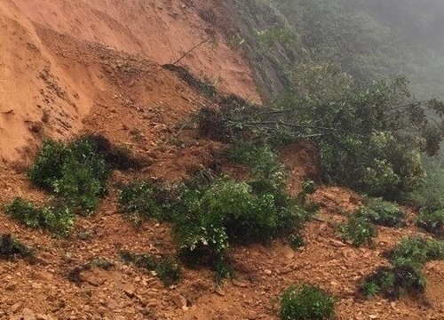 Thanh Hóa: Nguy cơ sạt lở đe dọa các hộ dân sống dưới chân núi